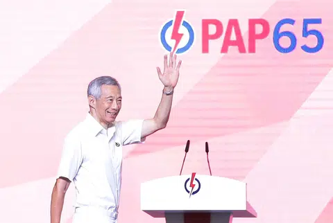 秘书长李显龙上台发言时与在场的2500名人民行动党党员挥手致意。（海峡时报）