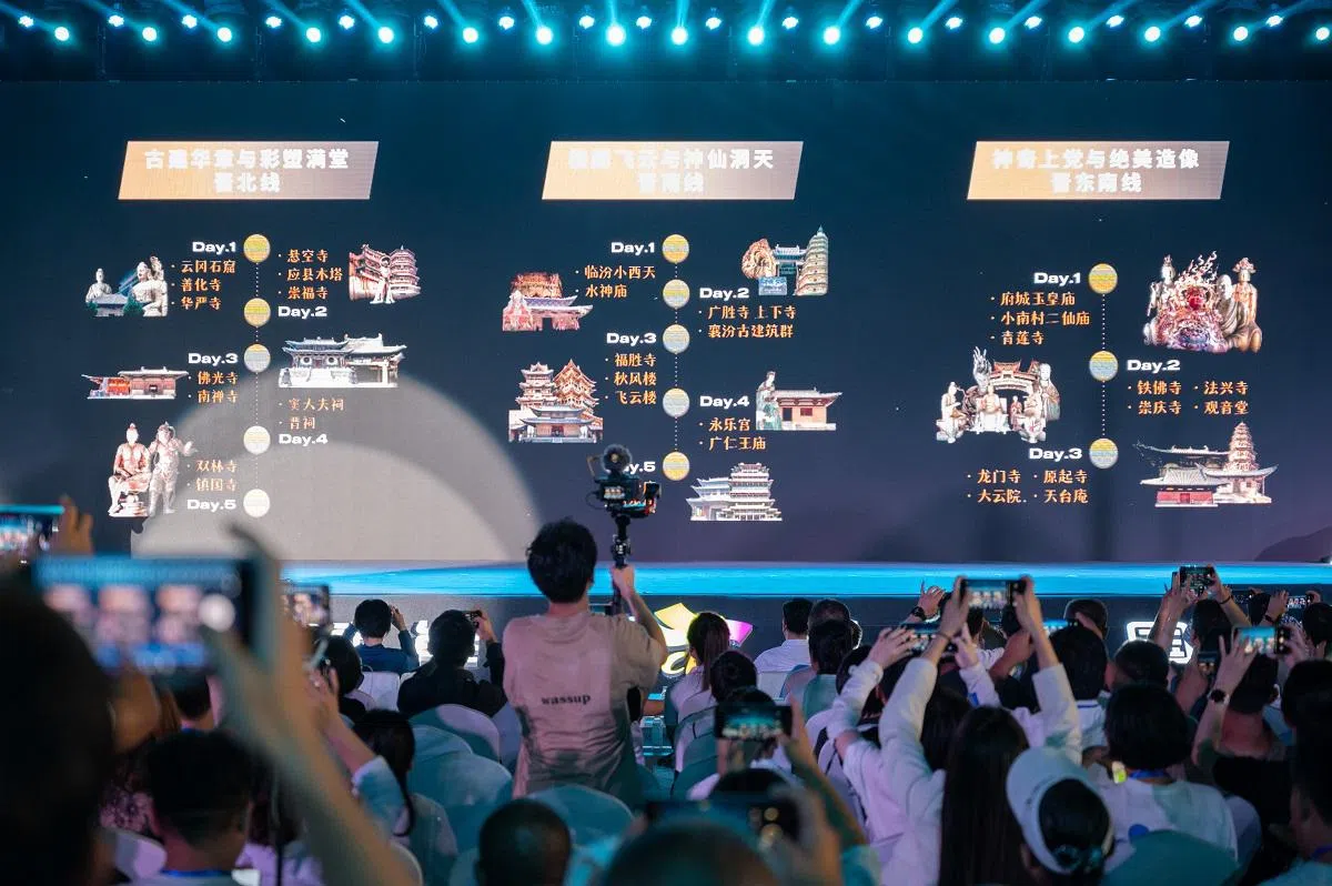 2024年8月22日晚，山西省太原市，“跟着悟空游山西”活动正式启动，文旅部门发布多条结合《黑神话：悟空》游戏中27个山西取景地的旅游线路，诚邀全球游客及游戏玩家前来参观旅游。（中新社）