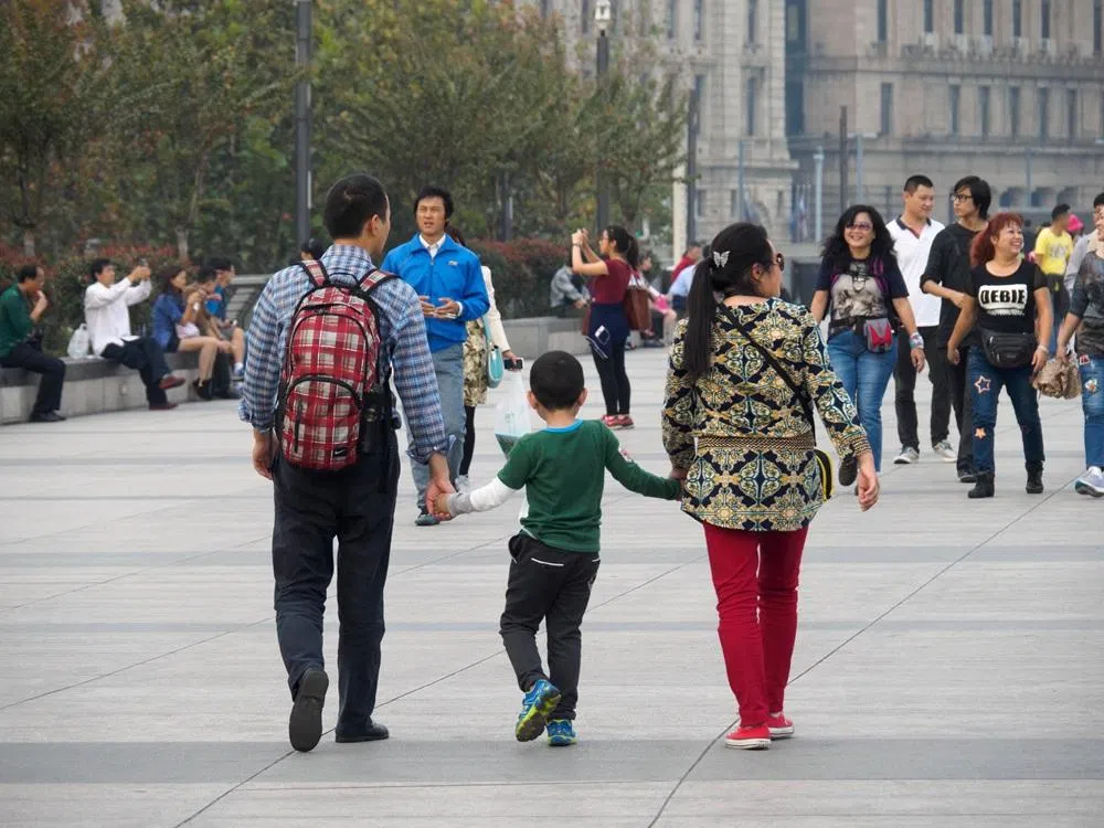 中国人口已连续三年减少，2024年出生人口达到954万，为2016年1880万的大约一半。