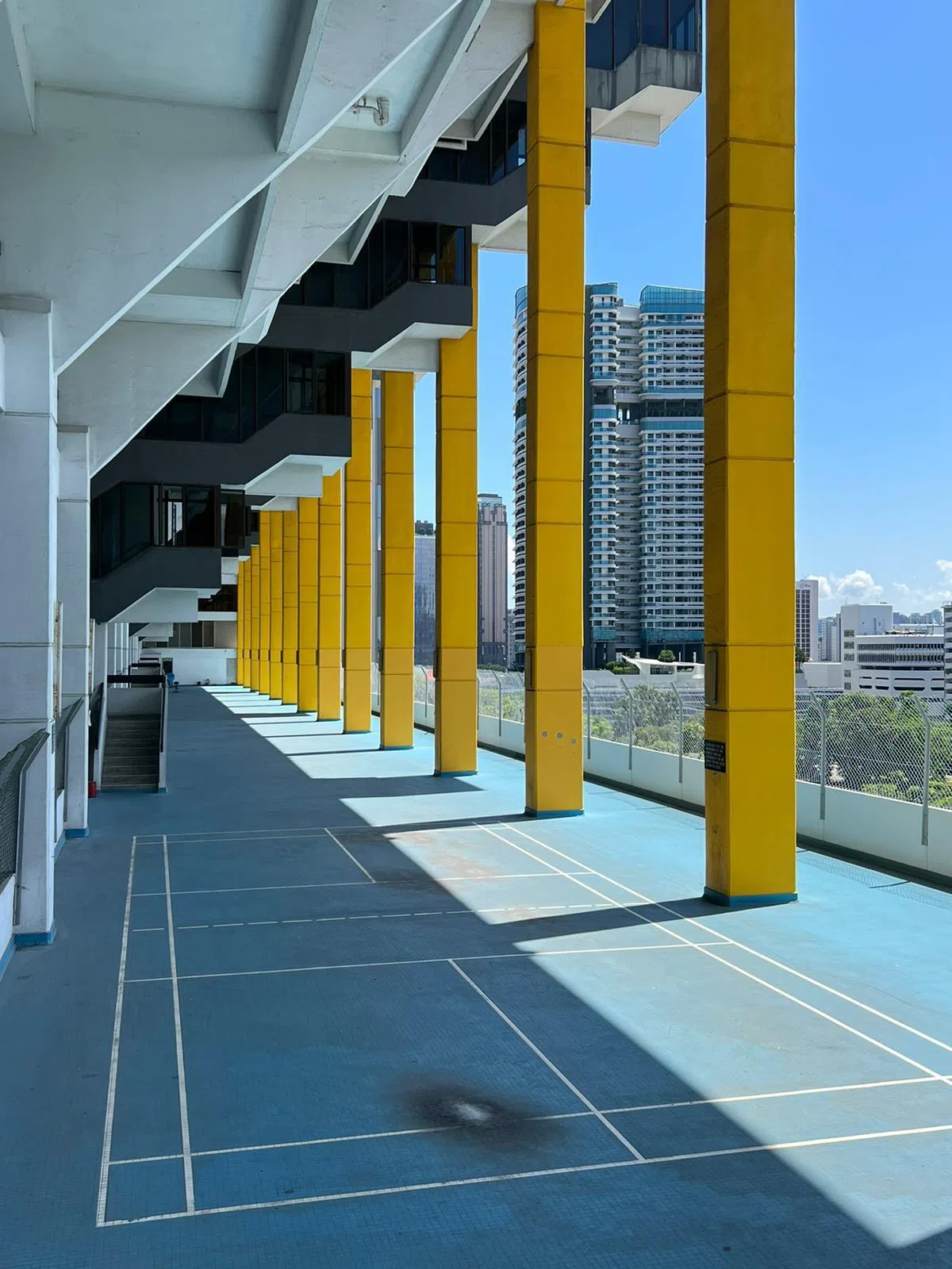 10楼中庭的羽球场。（叶孝忠摄）