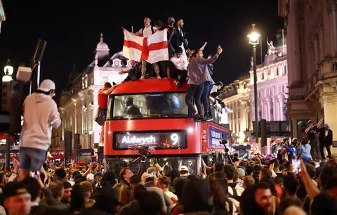 欧锦赛英格兰队的球迷得知英格兰打进大决赛后，兴奋地在街头庆祝。（路透社）