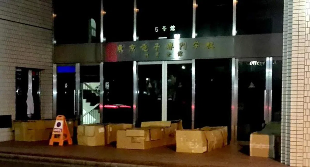 日本露宿者多住在纸皮箱里。（海峡时报）