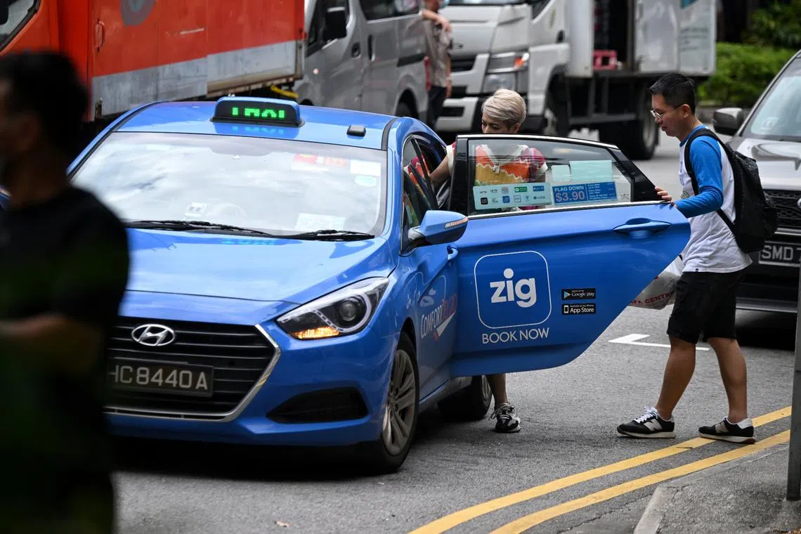 统计数据显示，随着召车应用程式抢滩，乘客越来越难在路边截车。（海峡时报）