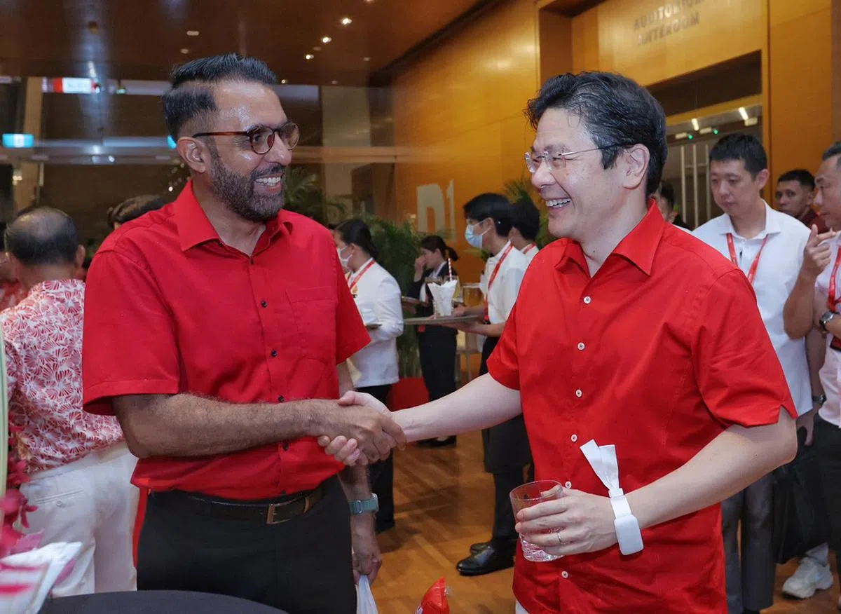 黄循财总理（右）5月5日在脸书上发文表示，工人党在本次大选派出强大的参选人阵容，并与行动党展开激烈竞争。工人党秘书长毕丹星（左）将继续出任国会反对党领袖，并可获得所需人员和资源，以履行相关职责。（取自黄循财脸书）