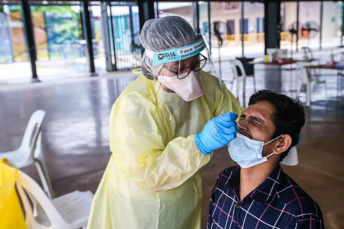  客工宿舍暴发疫情导致我国的抗疫工作面对严峻考验。（联合早报） 