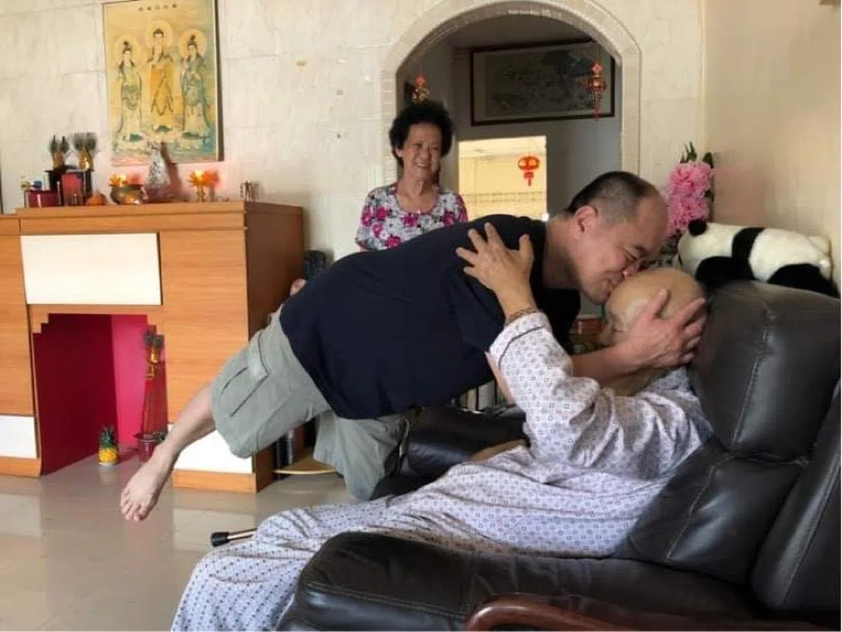  堂哥每年从伦敦飞回马来西亚过年，早上醒来就看到我父亲，热情的亲吻他。（作者提供） 