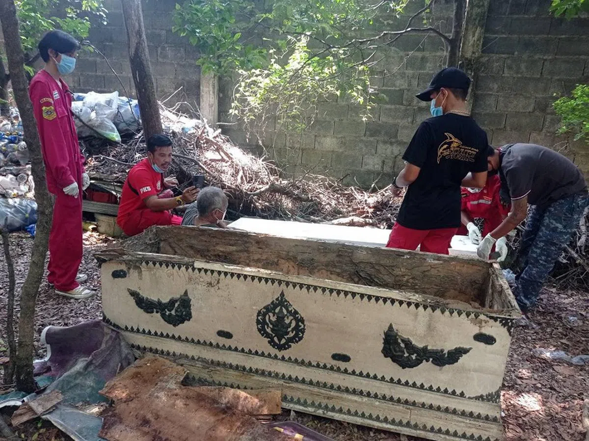 白发苍苍的扬瓦卡尔坐在妻子棺木旁。（取自面簿）