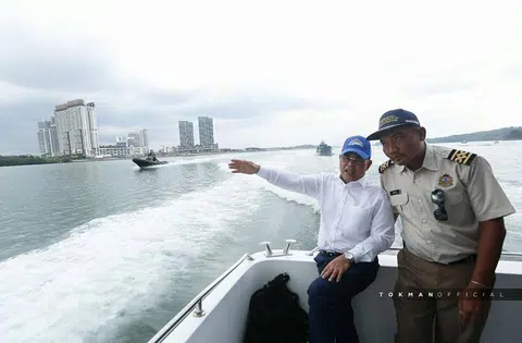 马哈迪宣布柔佛州务大臣奥斯曼沙比安递上辞呈。（奥斯曼沙比安面簿）