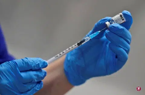新加坡卫生科学局研究疫苗临床试验资料之后，已批准美国辉瑞公司和德国合作伙伴BioNTech联合生产的冠病疫苗在本地使用，政府订购的首批疫苗预计将在12月底运达。（路透社）