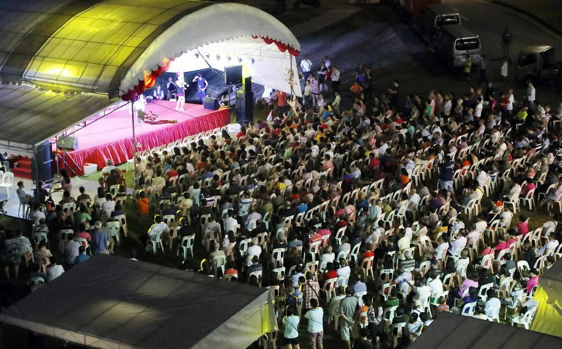 阿伯每天晚上都跟朋友逛去看歌台，朋友说这个叫一年一度的happy hour。（联合晚报）