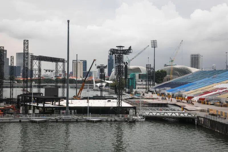  今年的国庆庆典将按计划于滨海湾浮动舞台举行，但规模比往年小。获准出席的观众须完成两剂冠病疫苗的接种。（联合早报） 