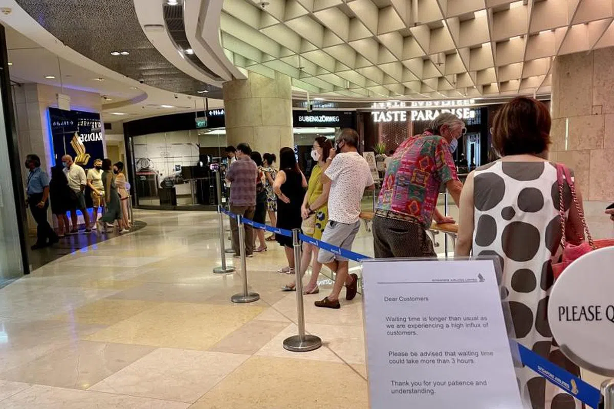 乌节路ION的新加坡航空公司服务中心外2021年10月10日下午出现人龙，约20名公众到场询问航班详情与订购机票，等候时间一度长达三小时。（联合早报）