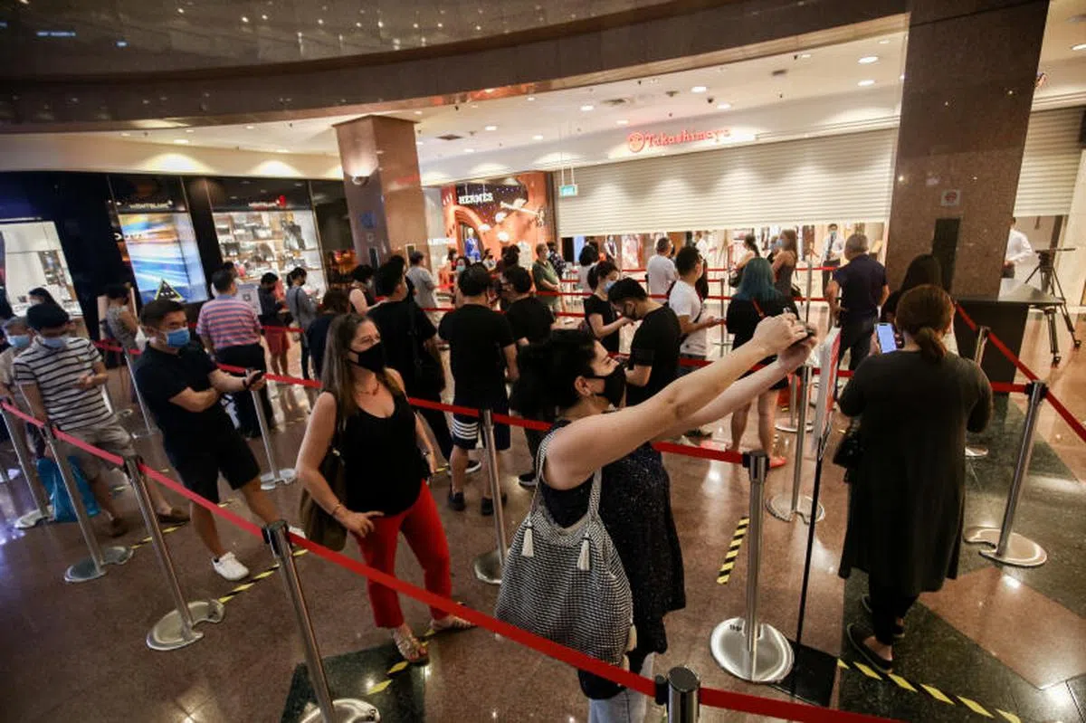  安城高岛屋百货公司在上午11时开业，卷门还没完全拉起，已经有许多公众迫不及待在门外排队等候。（联合晚报） 