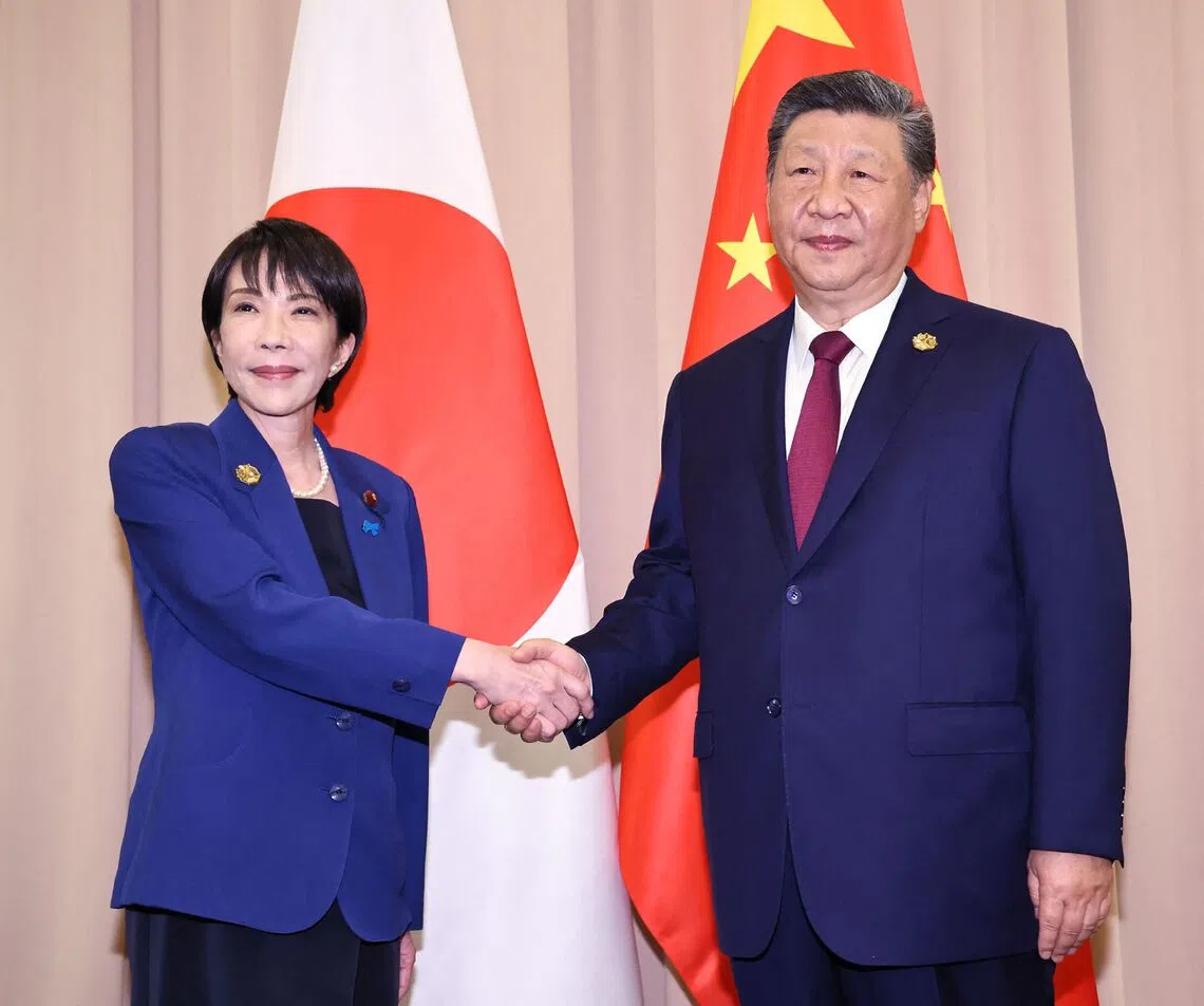 10月31日，日本首相高市早苗（左）和中国国家主席习近平在韩国庆州出席亚太经济合作组织（APEC）峰会期间进行会晤。据报道，高市在会谈中向习近平提及日本海鲜对华出口问题。