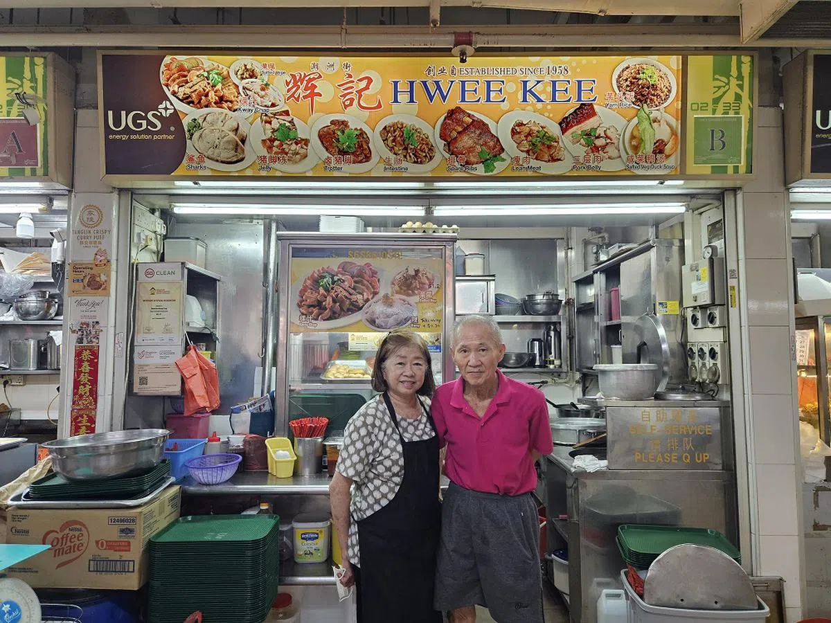 在芳林巴刹与熟食中心售卖粿汁的71岁摊主（右），很可能不久后将在无人接手的情况下正式歇业，与妻子一同退休。（海峡时报）