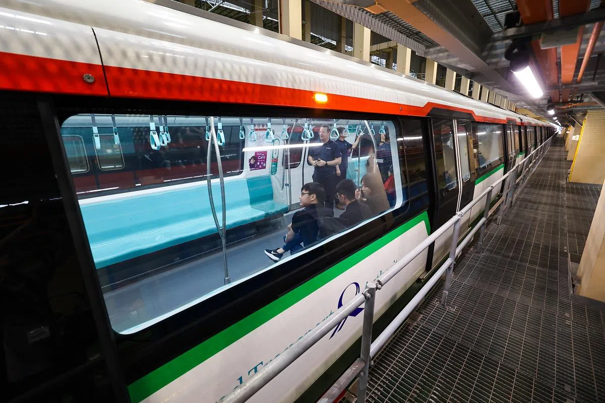 东西线的新列车配备了长2.4米的全景窗，为乘客提供更广阔的视野。（联合早报）