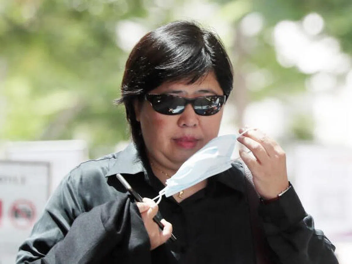  潘秋玉5月24日上法庭面审，不过当天她仍没有戴好口罩，直到要踏进法庭前，在保安人员提醒下，才乖乖地将口罩戴上。（海峡时报） 