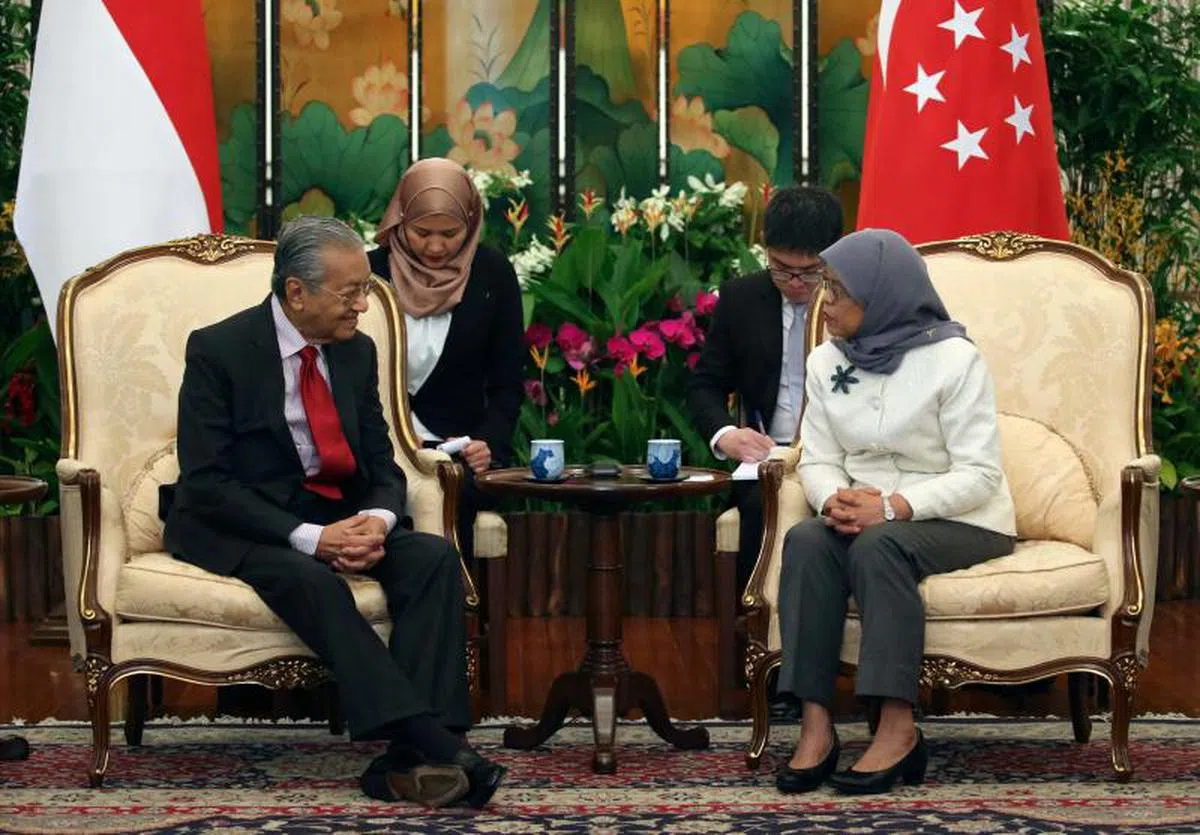  马国首相马哈迪（左）今天在总统府与哈莉玛总统会面。（法新社） 