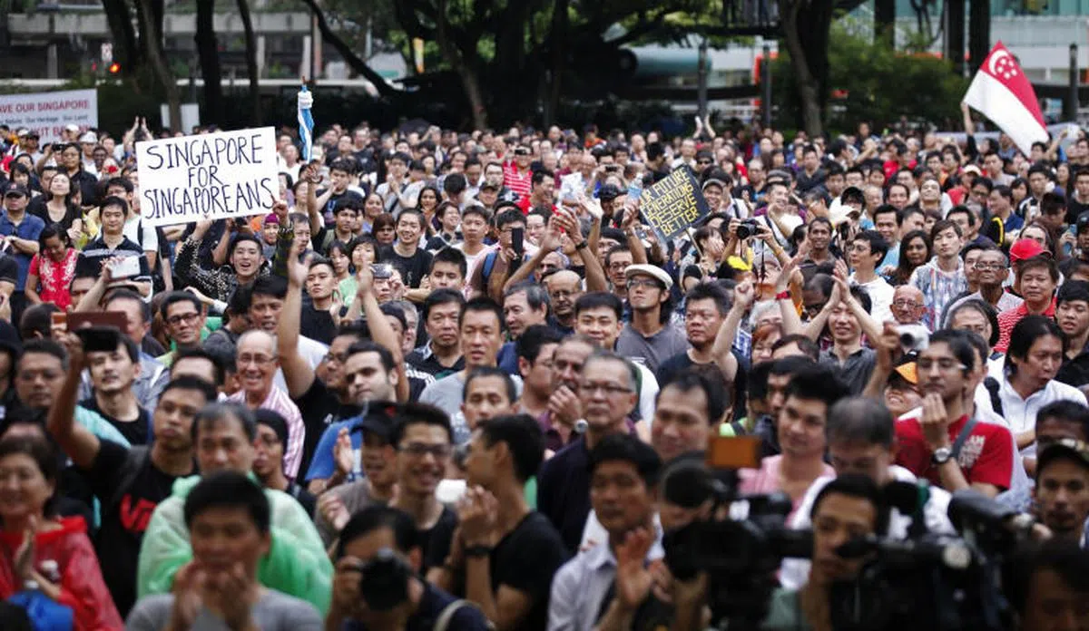  2013年2月16日，失业者援助网站transitioning.org在芳林公园的演说者角落举行反人口白皮书和平集会，共有12名演讲者上台演讲，超过千人出席聆听，表达对国家长期人口规划的不满。（海峡时报） 