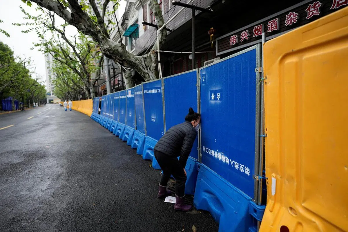 全面封城的上海街道上几乎不见人影。4月14日有上海市民外出购买食材应急。（路透社）