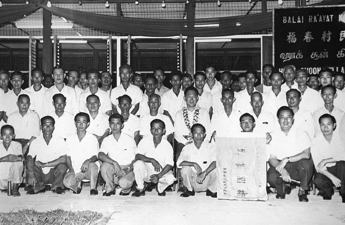  1962年我国第一所联络所——福春联络所的开幕仪式。第二排右起第五位是当时的总理李光耀。（联合早报） 