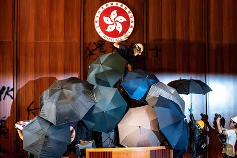 香港反送中抗争延烧，示威者攻占立法会的行径引起舆论两极意见。（法新社）