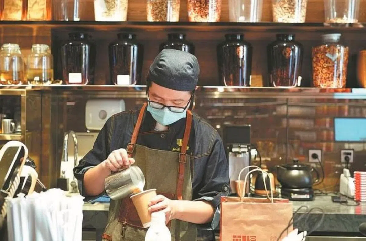 有业者透露，一些顾客不习惯掺有中药的饮料味道，因此正积极探索接受度更高的口味。（中国日报网）
