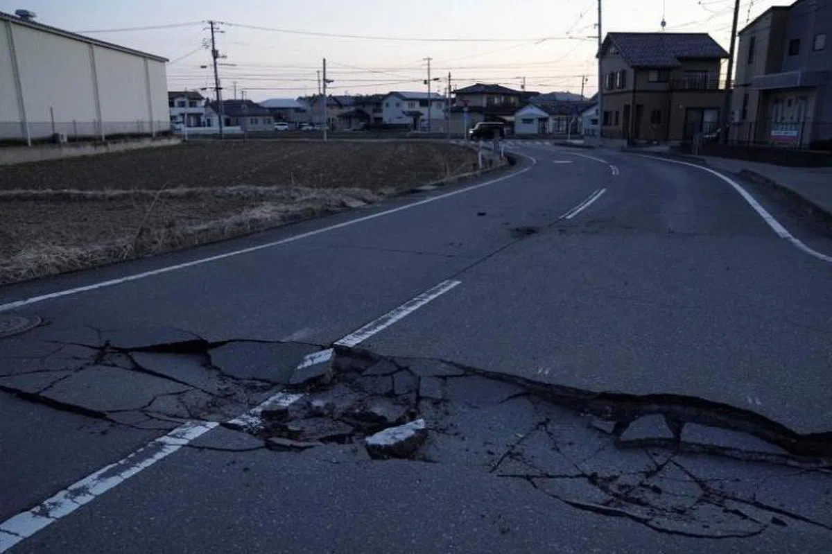 相马市的道路也出现塌陷情况。（路透社）