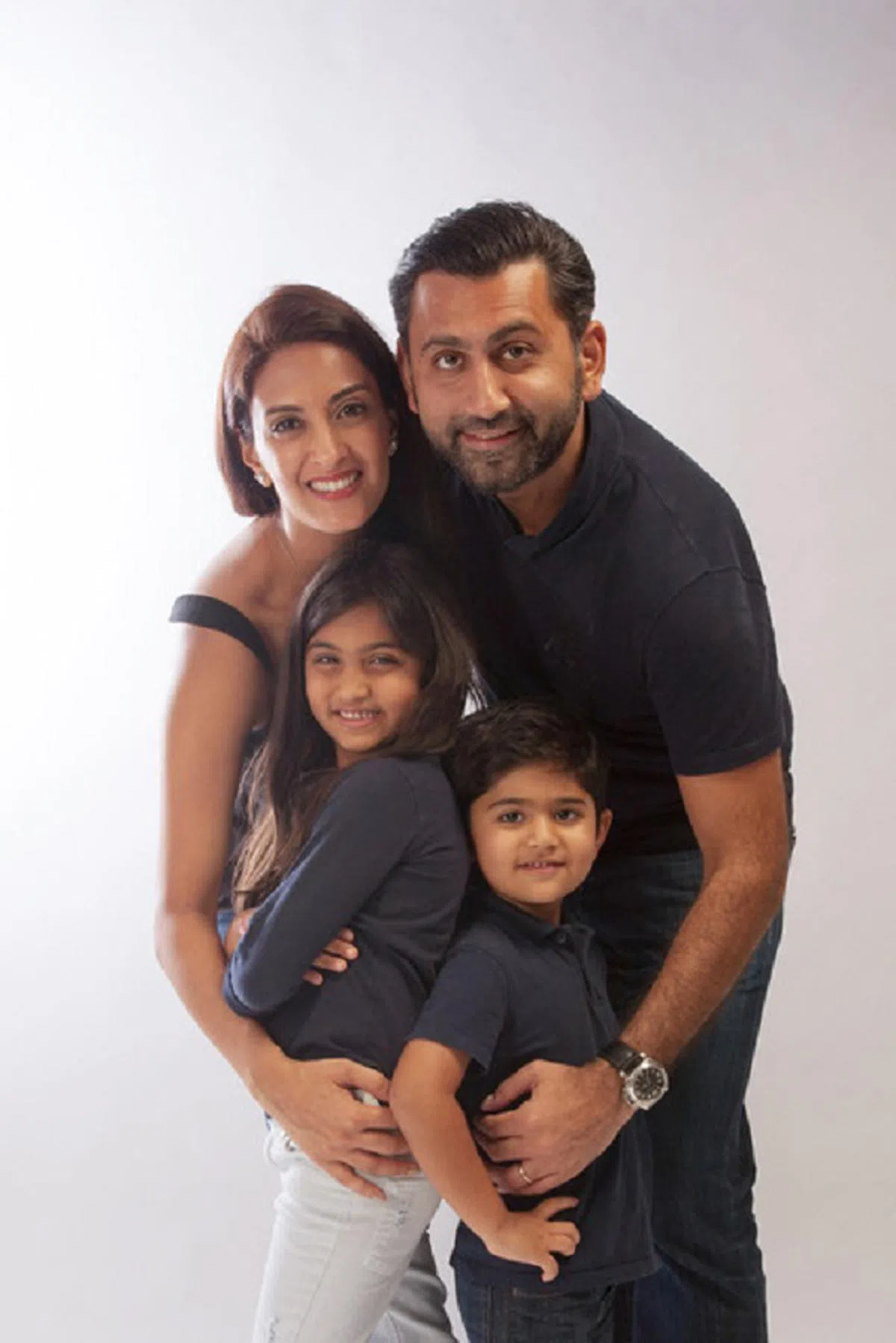  阿希施与创立了奢侈手提包品牌House of Sheens的太太希丽娜和一对儿女的全家福。（阿希施提供） 