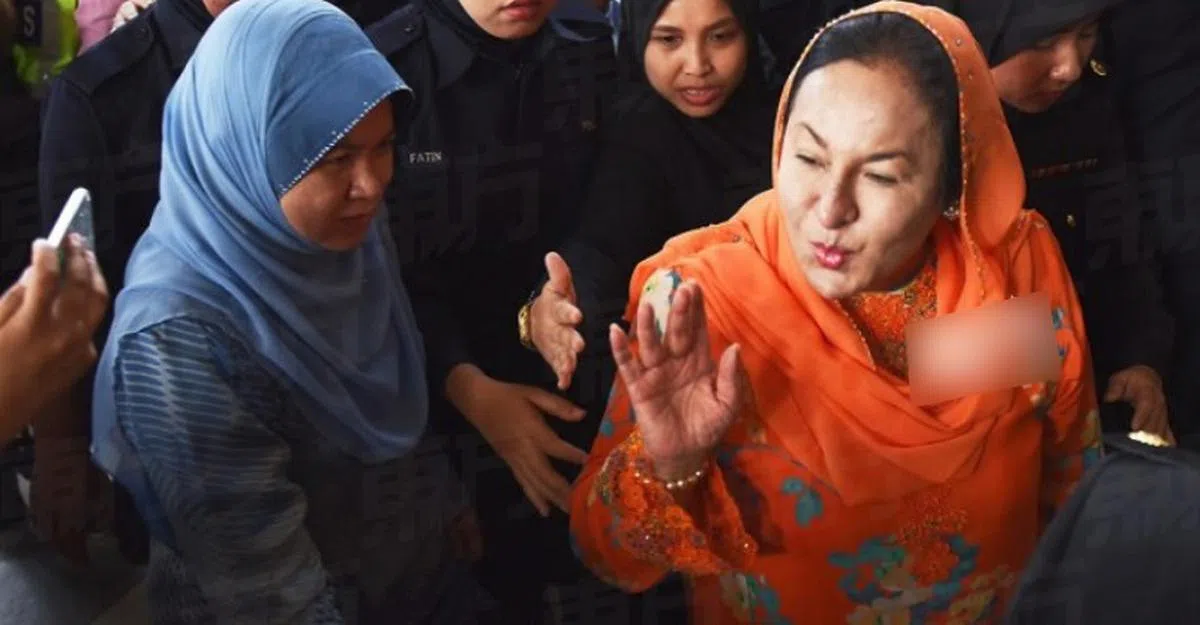  罗斯玛抵达法庭中心时，看上去心情不错，还一度向现场的支持者献飞吻。（东方日报） 