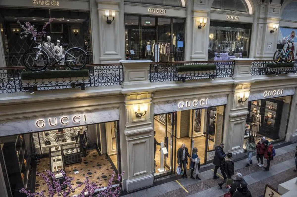 2022年2月26日，人们在莫斯科的古驰（Gucci）购物。（纽约时报）