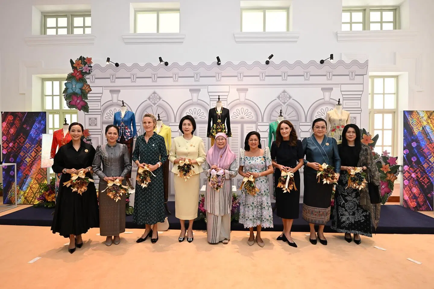 新加坡总理夫人（右一）合照时又拎着包包。