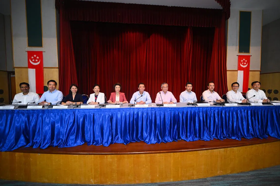 政府成立五个新的委员会，展开经济策略检讨，各由两名政务官联合带领。（左起）迪内希、陈圣辉、吴函燕、刘洁敏、刘燕玲、萧振祥、颜金勇、梁振伟、许宝琨医生、朱倍庆和吴培铭。 （海峡时报）