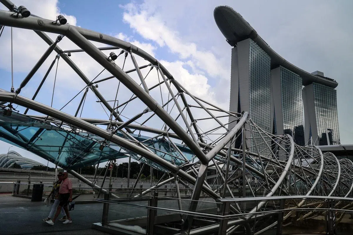 有旅客误以为滨海湾金沙靠近滨海湾地铁站。（联合早报）