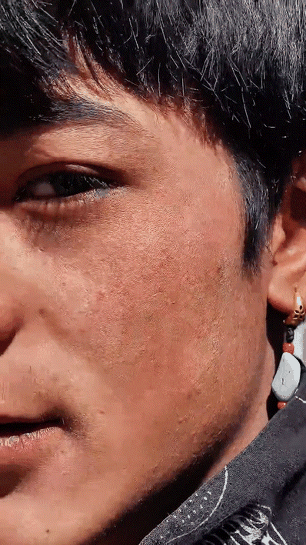  丁真首次走红招牌笑容。（抖音截图） 