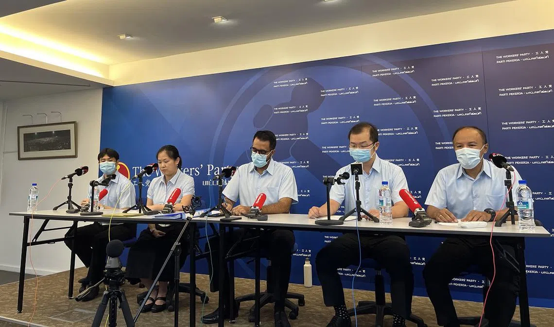 工人党今天（12月2日）中午就辣玉莎说谎事件召开记者会。左起：工人党盛港集选区议员林志蔚、何廷儒、秘书长毕丹星、盛港集选区议员蔡庆威、副主席费沙。（新明日报）
