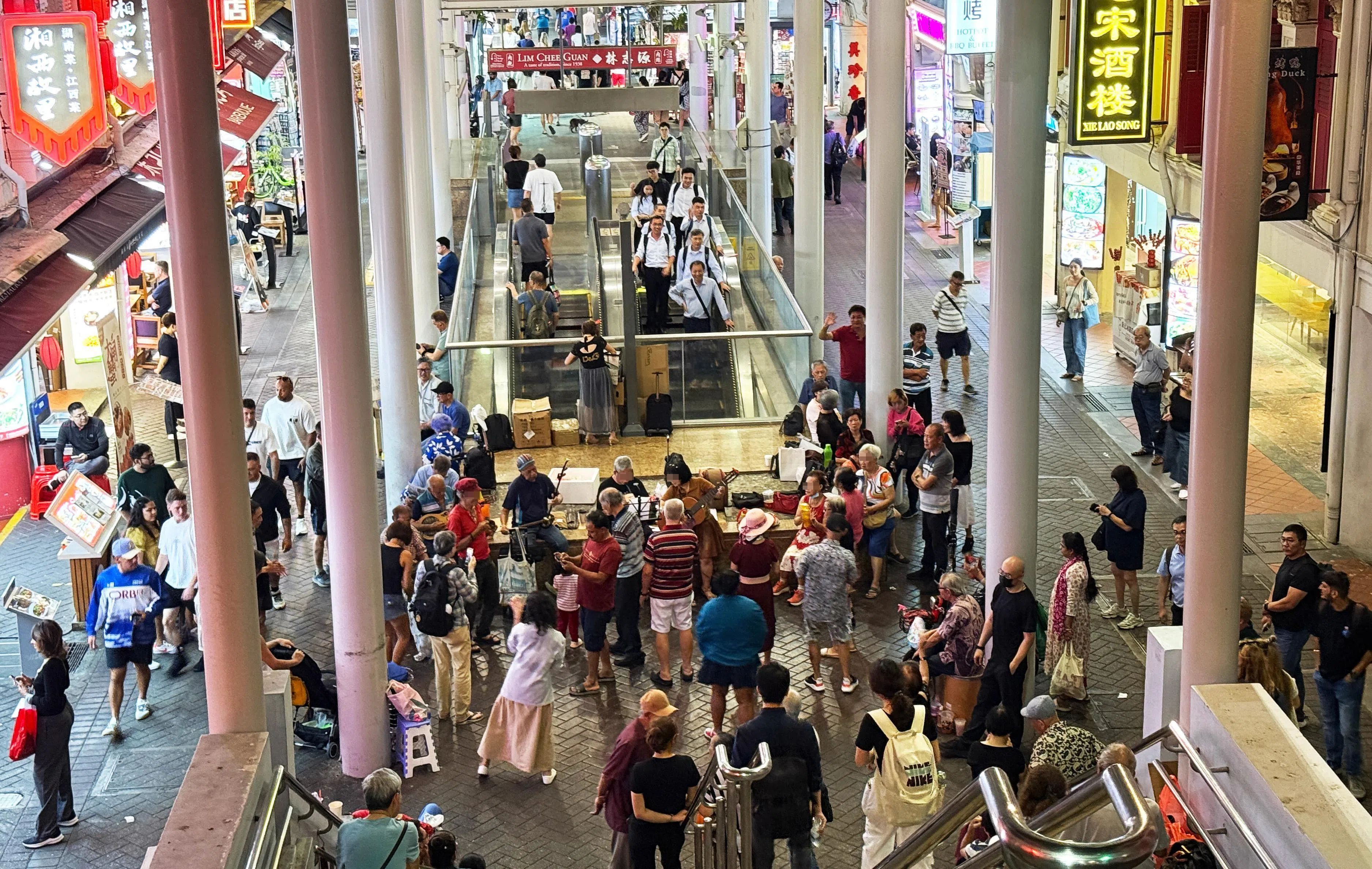 鸟瞰牛车水地铁站，通往宝塔街和林志源肉干店的A出口。