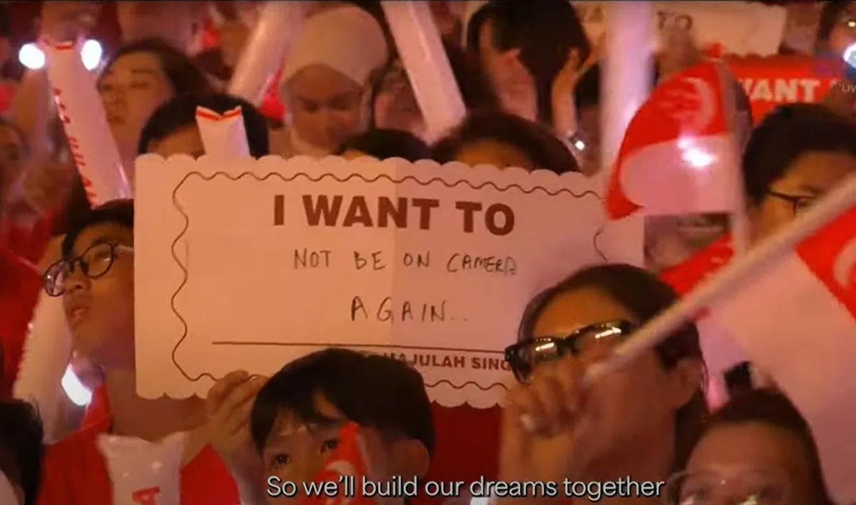 泪流满面被摄影镜头拍摄到的男表演者，明年如果再出席国庆庆典，是否要考虑写上“不想再上镜”这样的祝愿呢？（视频截图）