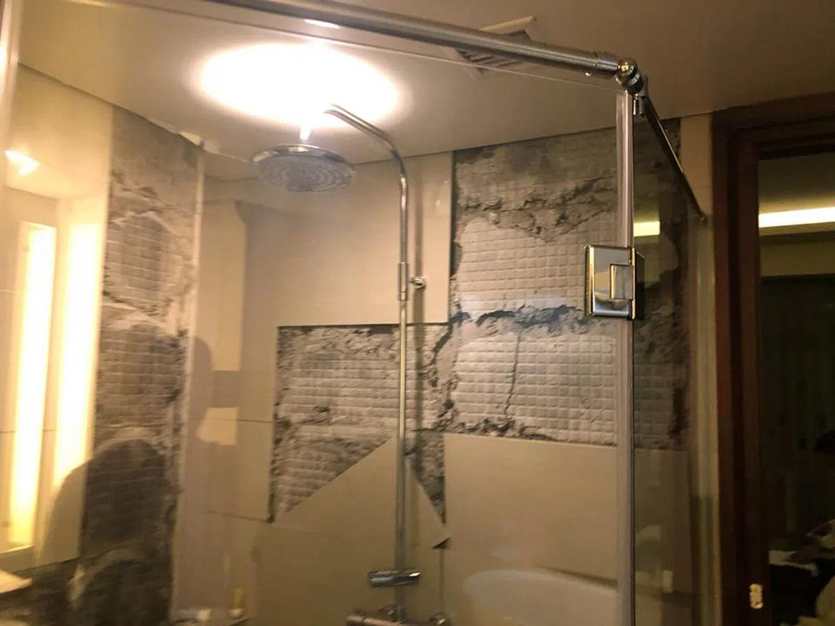  花洒区域的瓷砖也脱落得“惨不忍睹”。（尚穆根面簿） 