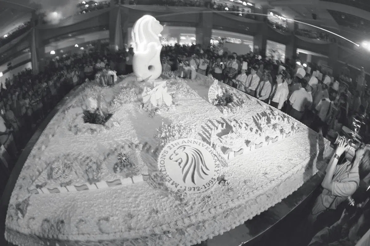 为鱼尾狮21岁生日制作的巨型蛋糕。（海峡时报）