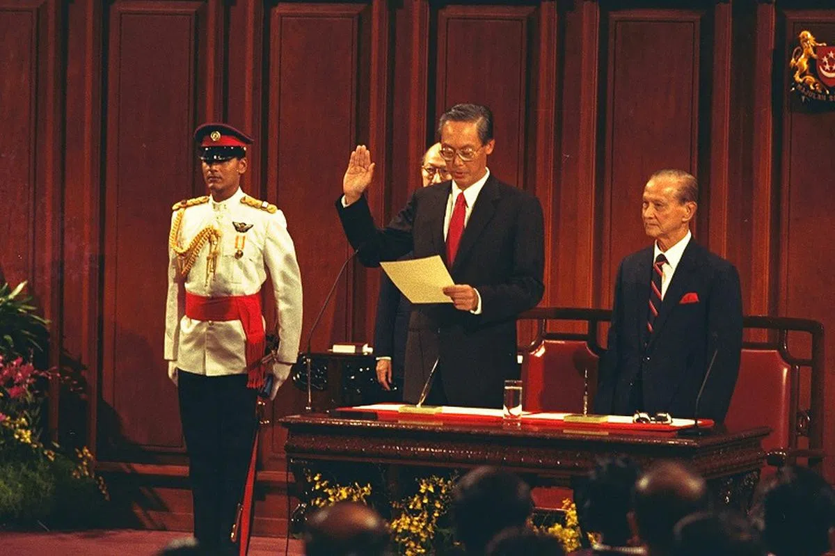  吴作栋（中）1990年11月28日在时任总统黄金辉（右）的见证下，宣誓成为新加坡第二任总理。（档案照） 
