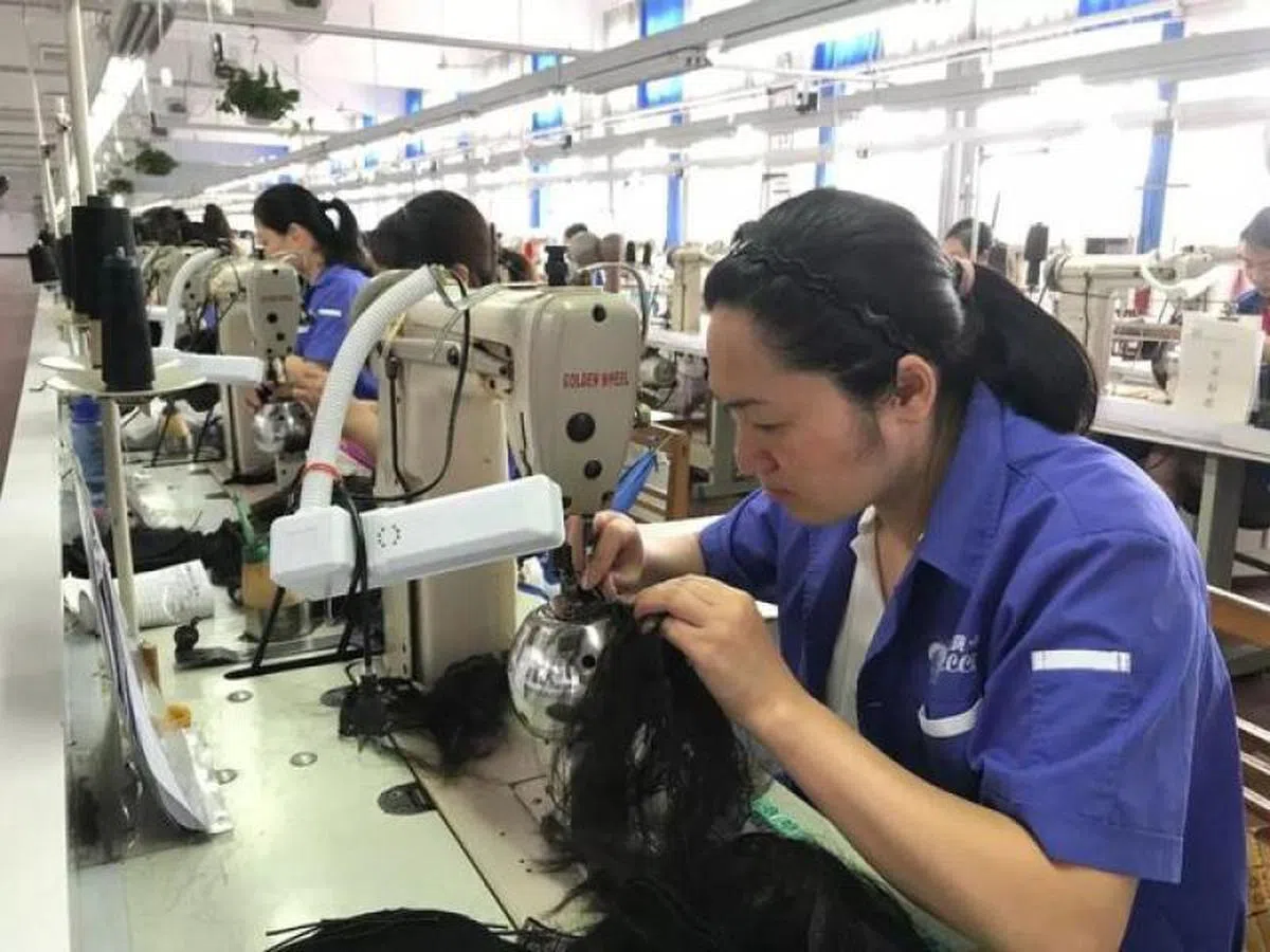 把真人发手钩成假发。（财经网）