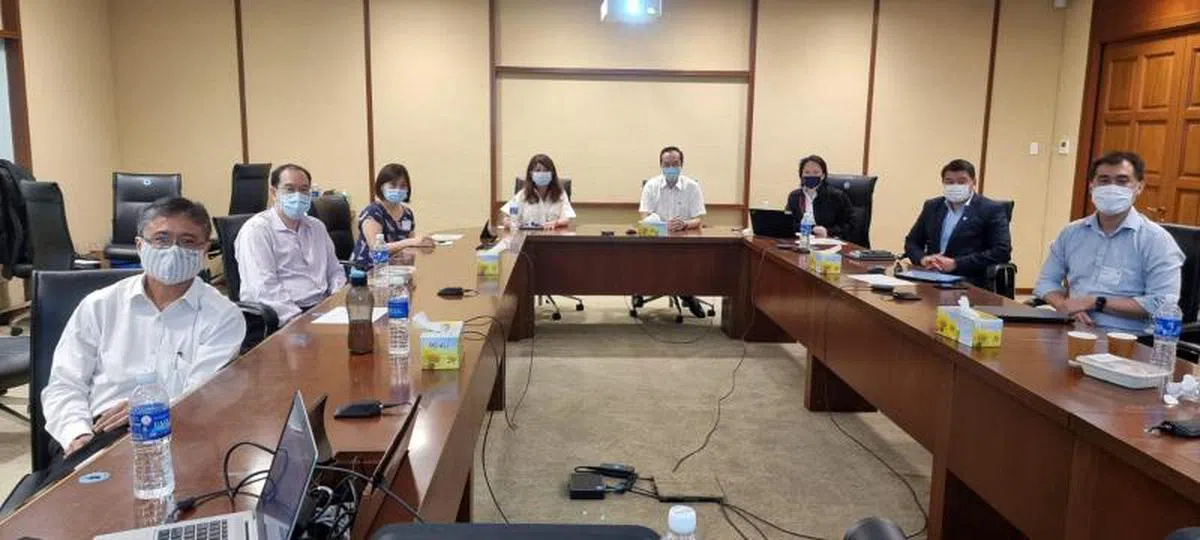  卫生部高级政务部长许宝琨医生（右四）3月31日会见三家机构代表，讨论改进私人综合健保计划咨询团的设立与管理。（许宝琨面簿） 
