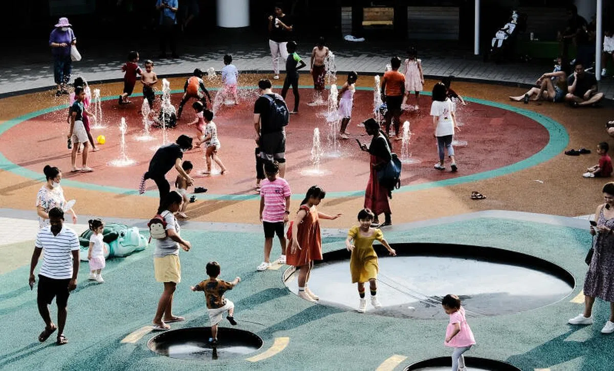 家长和孩子在愉快地嬉水。（联合早报）