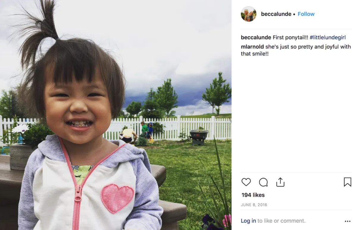  已经有两名孩子的Becca夫妇仿佛变成了新手爸妈一样，连给Selah绑的第一个马尾也要拍照纪念。（Becca的Instagram） 