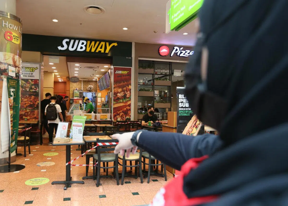 裕廊坊商场的赛百味（Subway）和必胜客。（新明日报）