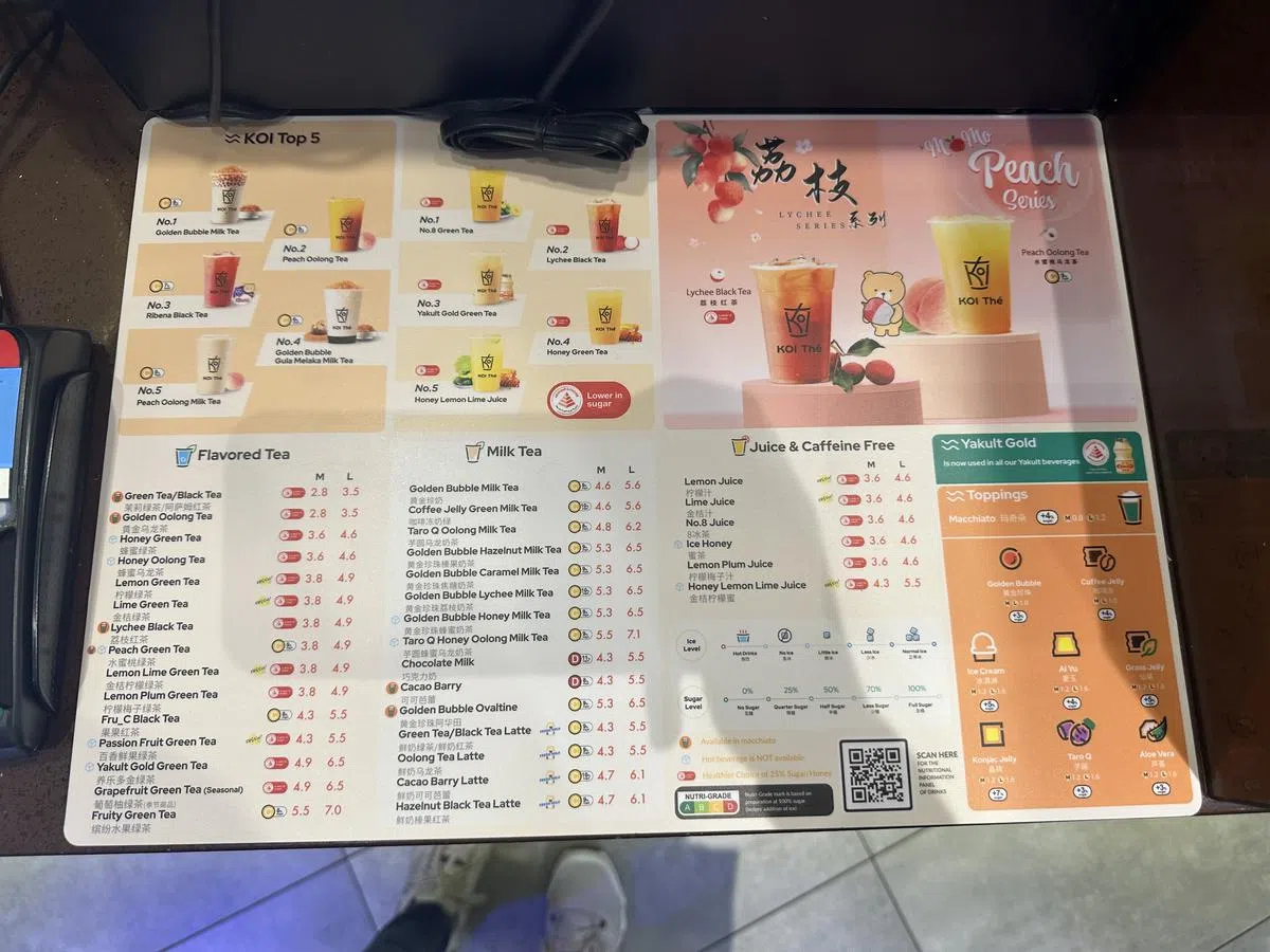 有些菜单字体太小，患有老花眼的年长者看起来相对吃力。（联合早报）