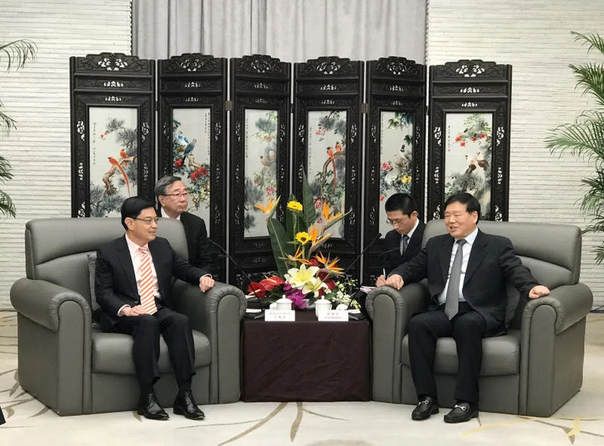  王瑞杰（左）与中共江苏省委书记娄勤俭（右）会面。 