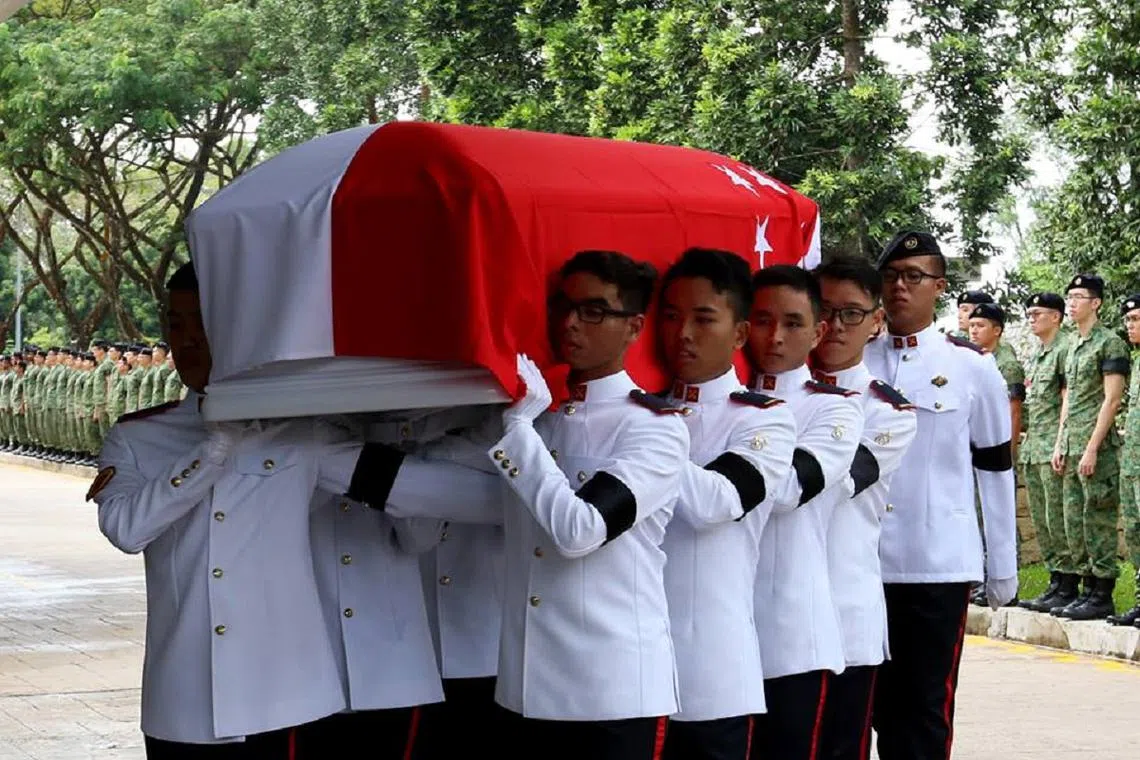 冯伟衷灵柩下午4时45分抵达万礼火化场。（新加坡国防部面簿）