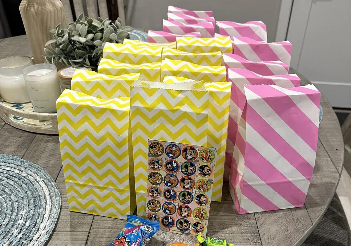 孙女即将在幼儿园庆生，奶奶为她准备生日礼包，送给班上其他小朋友。（取自脸书）